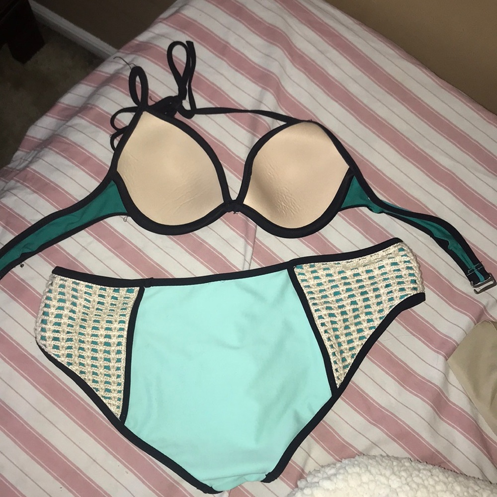 Bikini - Picture 2 of 2